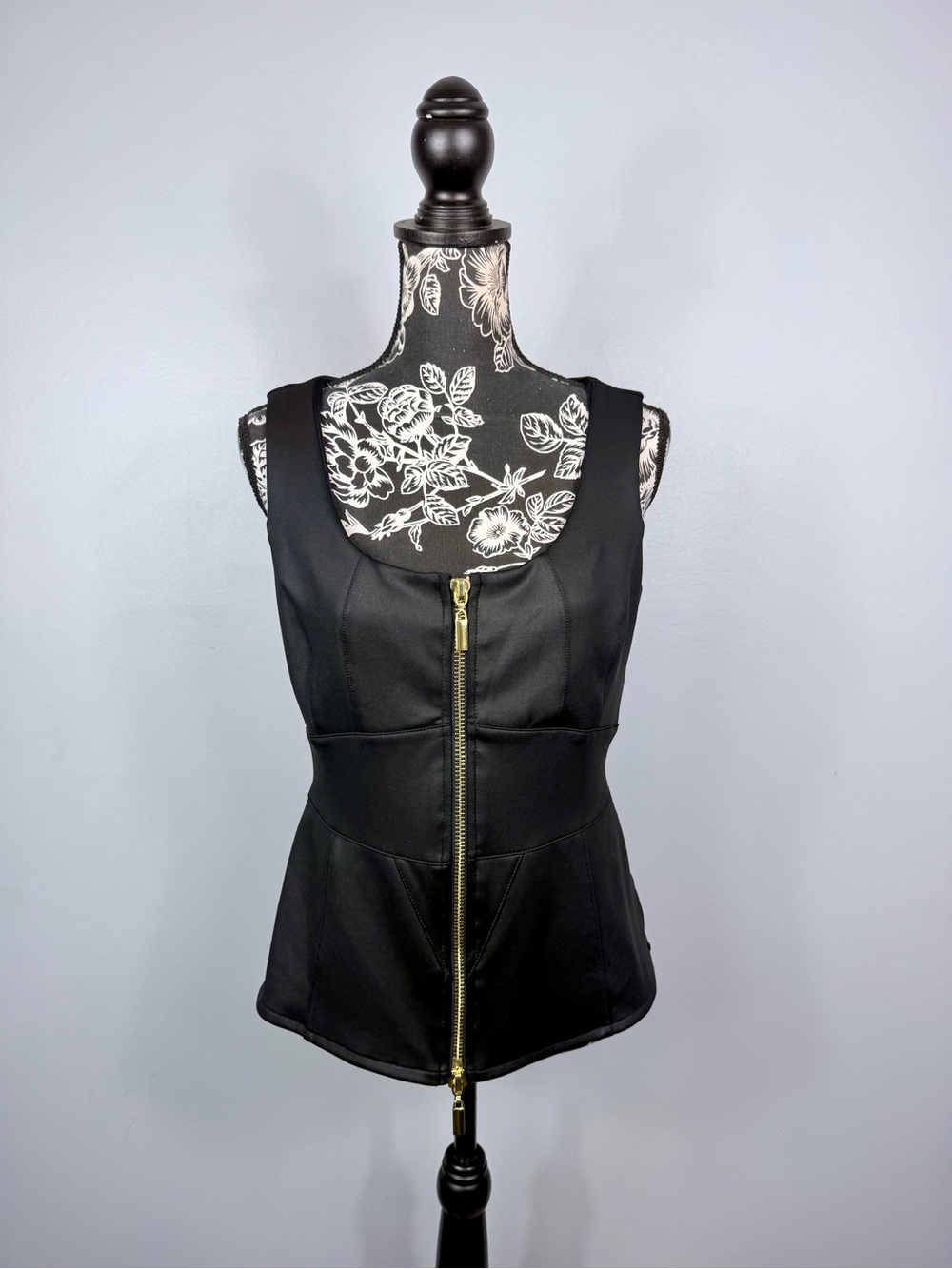 Bisou Bisou black gold zip front stretch sleeveless peplum top size medium